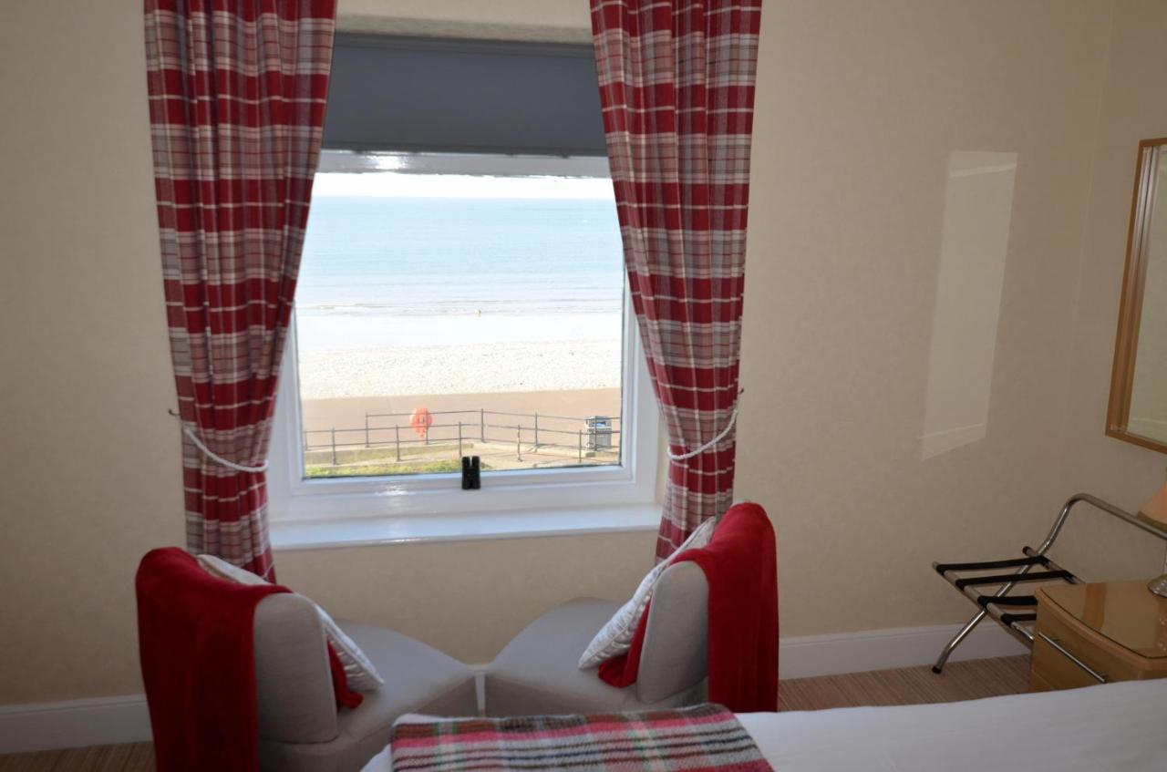 Habitación con cama extragrande y vistas al mar